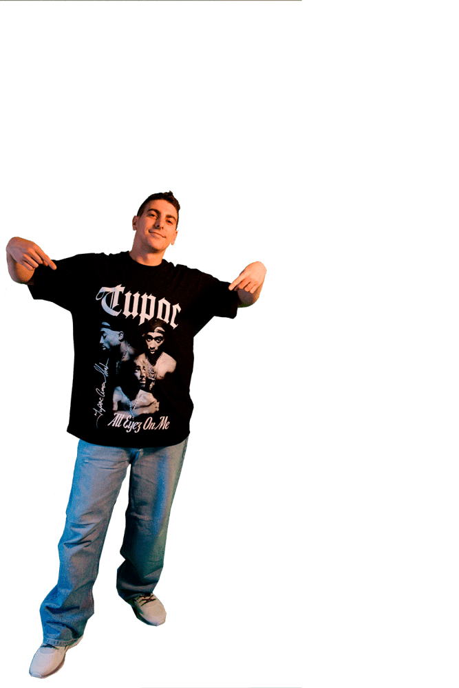 Enrique de Exponiendo La Verdad con una camiseta de Tupac