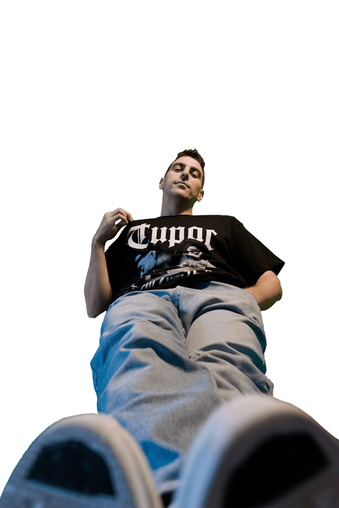 Los videos de Enrique Pérez siempre con camiseta Tupac